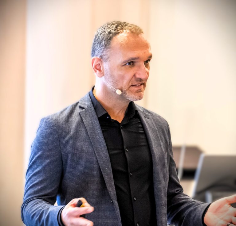 Nik Gledic beim Präsentieren